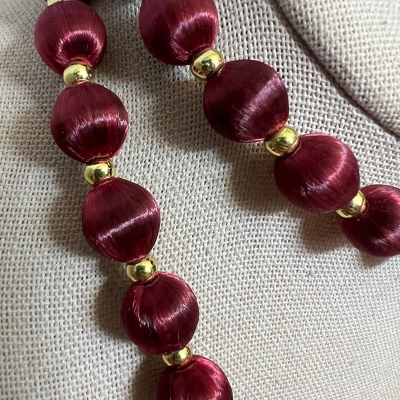 Ruby Red Silk Thread Wrapped Bead Gold Tone Vintage MCM Estate Necklace - Picture 2 of 10